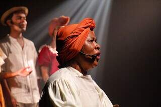 Musical sobre Tia Eva emociona quem v&ecirc; seu legado desabar