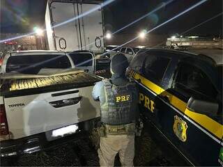 Motorista foge a p&eacute; e abandona caminhonete com 2 toneladas de maconha