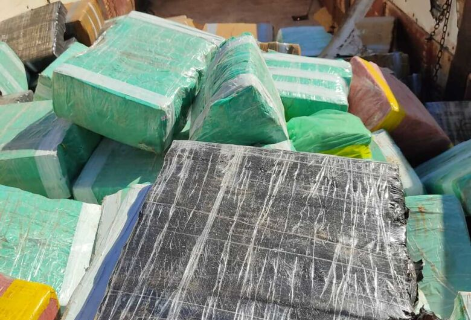 Dois s&atilde;o presos com 7,5 toneladas de maconha escondidas entre milho
