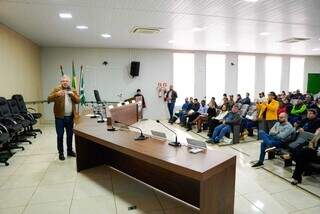 Ag&ecirc;ncia lan&ccedil;a acordo que prev&ecirc; poda segura de &aacute;rvores na rede el&eacute;trica