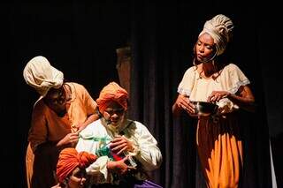 Musical sobre Tia Eva emociona quem v&ecirc; seu legado desabar