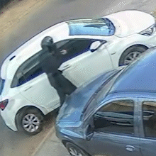  Ladr&atilde;o quebra vidro de carro e leva R$ 56,4 mil de comerciante