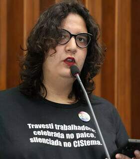 No SUS, médica travesti Giulia deu voz às “travas” apesar do medo No SUS, médica travesti Giulia deu voz às “travas” apesar do medo