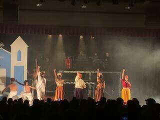 Musical sobre Tia Eva emociona quem v&ecirc; seu legado desabar