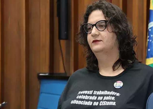 No SUS, m&eacute;dica travesti Giulia deu voz &agrave;s &ldquo;travas&rdquo; apesar do medo