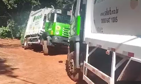 Caminh&atilde;o da Solurb fica atola em avenida com vazamento de esgoto