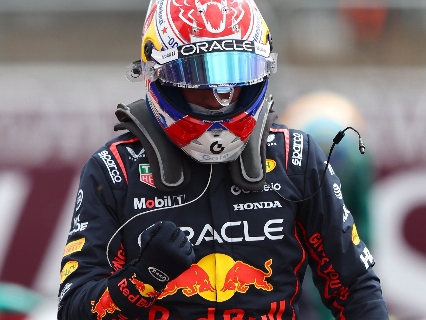 Verstappen conquista pole na Inglaterra e supera Piastri e Norris