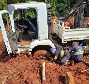 Moradores enfrentam esgoto e atolamentos h&aacute; mais de um ano no Jd. Auxiliadora