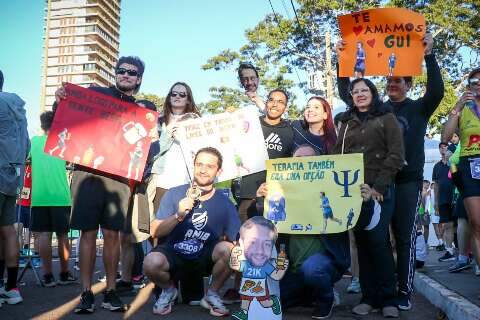 Correndo os 21 km, arquiteto &eacute; homenageado com cartazes por amigos e fam&iacute;lia