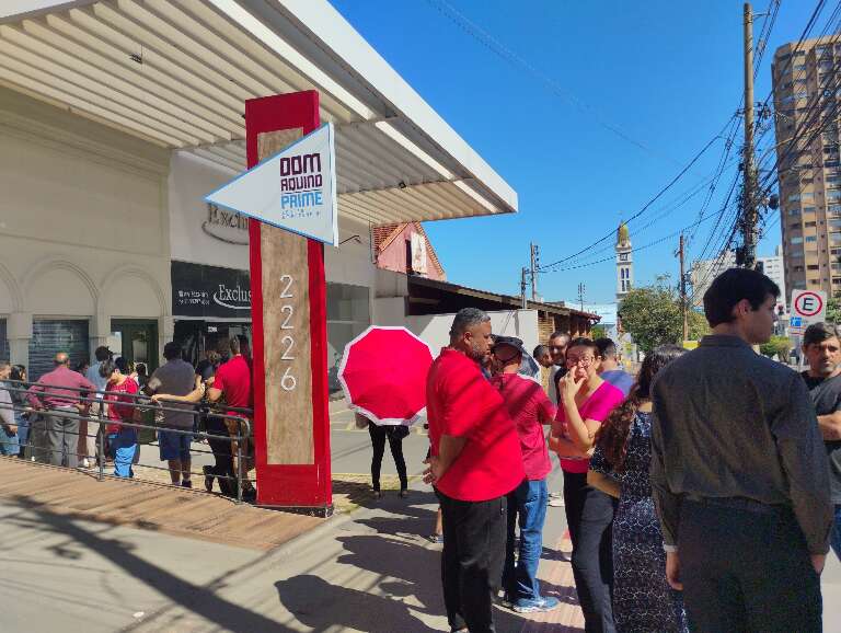 Bazar com ternos a partir de R$ 100 provoca correria e forma fila em loja