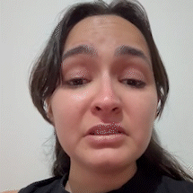 Jovem grava v&iacute;deo emocionada ap&oacute;s m&atilde;e ser morta a facadas: &quot;Eu perdoo meu irm&atilde;o&quot;