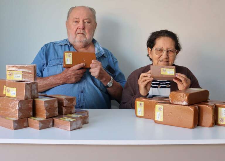 Casal faz a mesma receita de geleia de mocotó há 40 anos e abre loja
