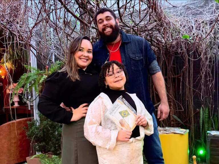 De aniversário, pais transformam as lições com filha autista em livro