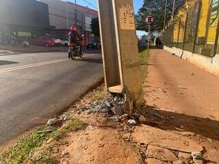 Embriagado, homem bate em poste e esposa tenta assumir responsabilidade