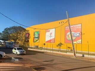 Embriagado, homem bate em poste e esposa tenta assumir responsabilidade
