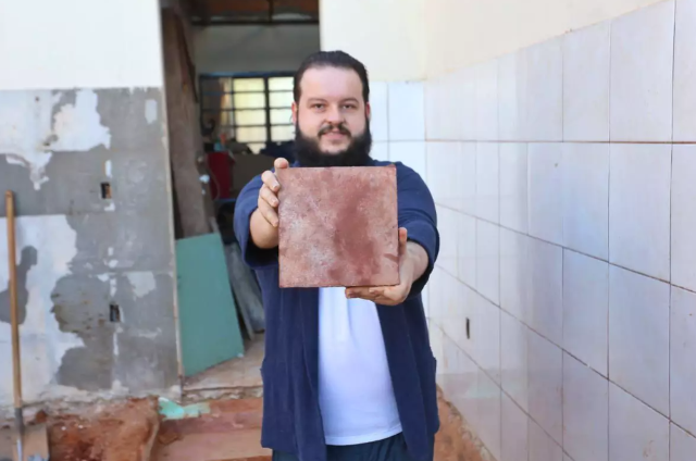 Entre camadas de concreto, professor encontra rel&iacute;quia de 1930 