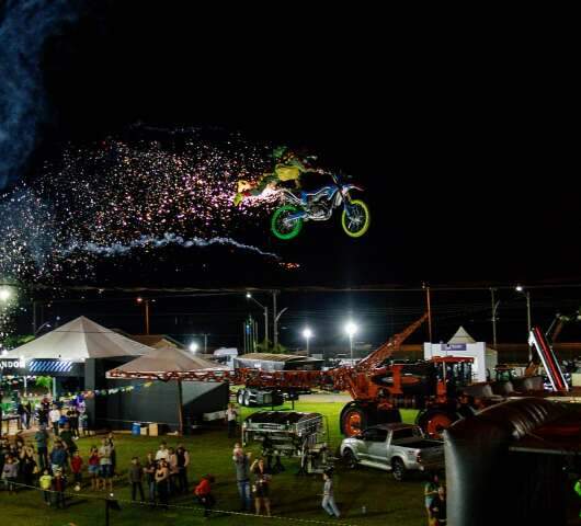 Aposentado do motocross, Fl&aacute;vio roda o Pa&iacute;s com suas acrobacias 
