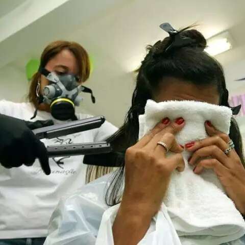 Vigil&acirc;ncia Sanit&aacute;ria alerta sobre riscos de produtos usados para alisar cabelos