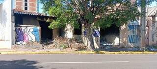 Im&oacute;vel abandonado na Ernesto Geisel preocupa e vira ponto de uso de drogas