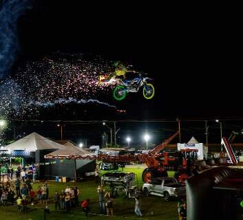 Aposentado do motocross, Fl&aacute;vio roda o Pa&iacute;s com suas acrobacias 