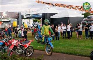 Aposentado do motocross, Fl&aacute;vio roda o Pa&iacute;s com suas acrobacias 