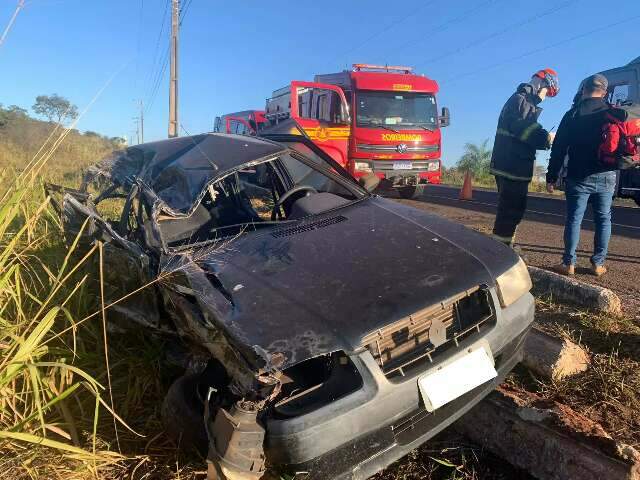 Motorista invade pista contr&aacute;ria e atinge lateral de carreta