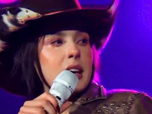 Ana Castela chora no palco e dispara: &ldquo;Est&atilde;o me pegando para Cristo&rdquo;