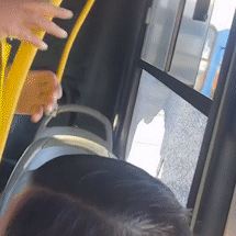 &Ocirc;nibus tem vidro quebrado ao ser atingido por outro ve&iacute;culo em terminal
