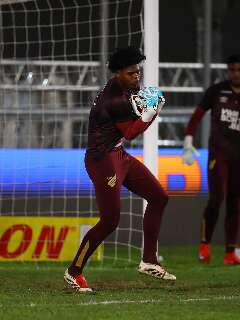 Aos 16 anos, goleiro de MS entra para time principal do Athletico-PR