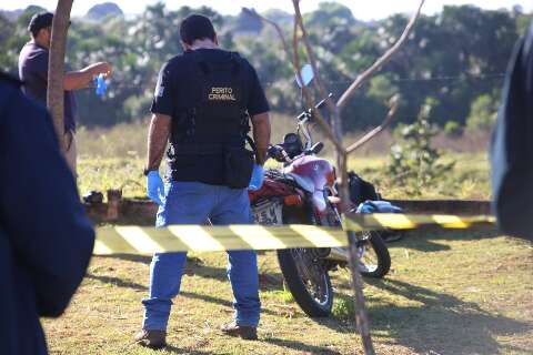 Rapaz &eacute; encontrado morto com tiro no queixo em pra&ccedil;a 