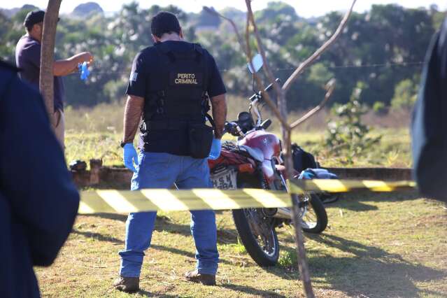 Rapaz &eacute; encontrado morto em pra&ccedil;a com marca de tiro 