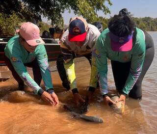 Pescando juntas contra a viol&ecirc;ncia, amigas viram as Rainhas do Taquari