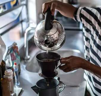 Queimadura no trabalho n&atilde;o gera indeniza&ccedil;&atilde;o, mas empresa deve pagar horas extras