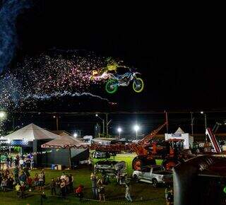 Aposentado do motocross, Flávio roda o País com suas acrobacias 