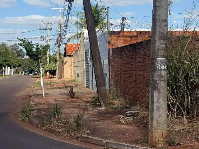 &quot;Risco de cair em algu&eacute;m&quot;, alerta morador sobre poste torto h&aacute; mais de um m&ecirc;s
