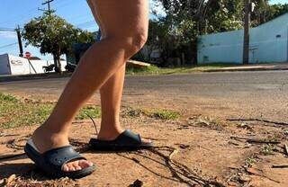 Casa de acumulador vive cercada de lixo que bloqueia cal&ccedil;ada e revolta vizinhos