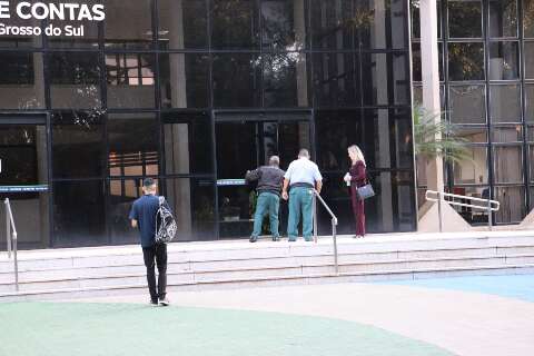 T&eacute;cnico invade TCE e danifica refletores em protesto contra uso de energia