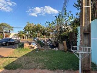 Casa de acumulador vive cercada de lixo que bloqueia cal&ccedil;ada e revolta vizinhos