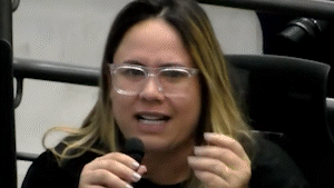 Vereadora &quot;sai do arm&aacute;rio&quot; e vira 1&ordf; mulher assumidamente l&eacute;sbica na C&acirc;mara