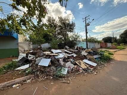 Montanha de lixo h&aacute; 20 anos bloqueia cal&ccedil;ada e revolta vizinhos de acumulador