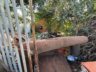 Casa de acumulador vive cercada de lixo que bloqueia cal&ccedil;ada e revolta vizinhos