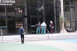 T&eacute;cnico quebra refletores em protesto contra desperd&iacute;cio de energia no TCE
