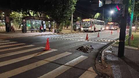 Homem morre atropelado por caminhonete em frente &agrave; Pra&ccedil;a Ary Coelho