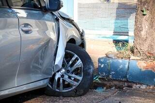 Tr&acirc;nsito fica lento ap&oacute;s mulher perder controle e bater carro em &aacute;rvore