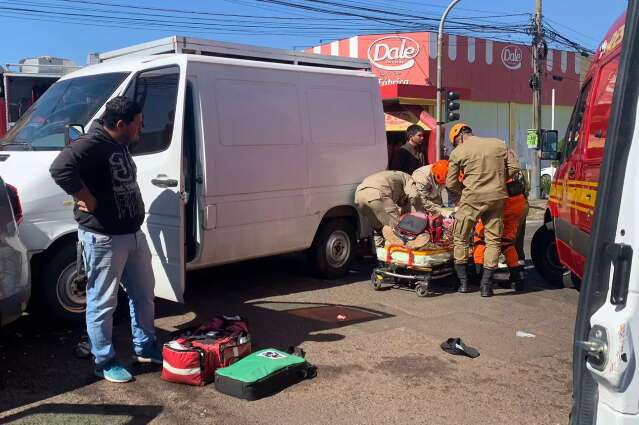 Motorista de minivan &eacute; reanimado por bombeiros ap&oacute;s acidente 