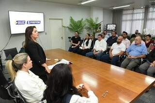 Em reuni&atilde;o de 3 horas, Adriane fala de &quot;pouquinho de austeridade&quot; a secretariado