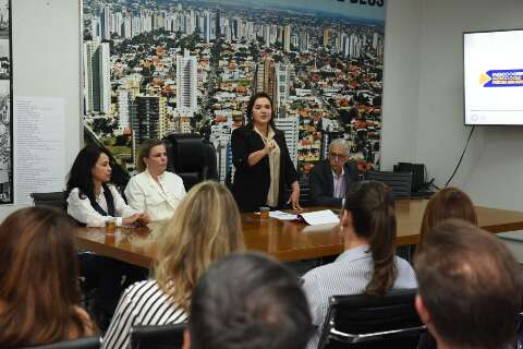 Em reuni&atilde;o de 3 horas, Adriane fala de &quot;pouquinho de austeridade&quot; a secretariado