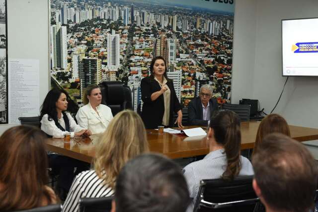 Em reuni&atilde;o de 3 horas, Adriane fala de &quot;pouquinho de austeridade&quot; a secretariado
