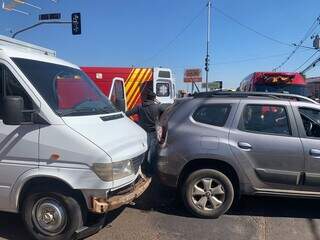 Motorista de minivan &eacute; reanimado por bombeiros ap&oacute;s acidente 