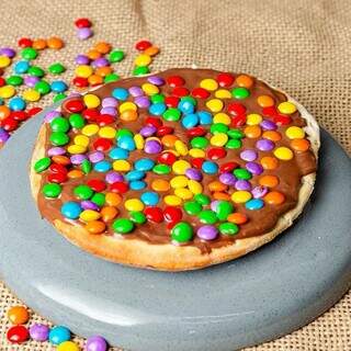 Dia da Pizza tem calabresa a partir de R$ 9,99 e versão doce de brinde Dia da Pizza tem calabresa a partir de R$ 9,99 e versão doce de brinde
